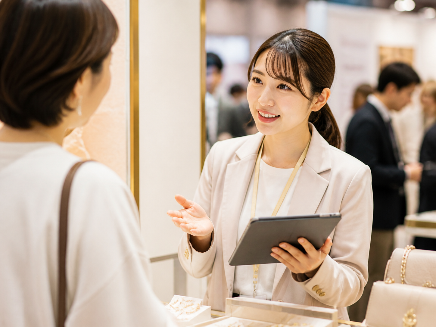 イベント会場でPR対応を行う日本人スタッフ